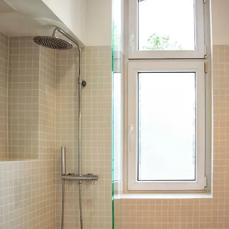 Centrally Located Island Appartamento *