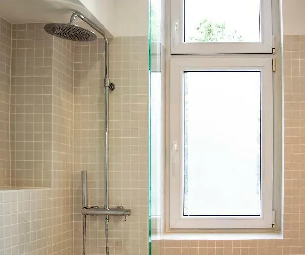 Centrally Located Island Daire *